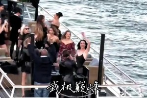 首次和抢劫人对峙！出席抢劫案后 金-卡戴珊现身巴黎游轮派对~
