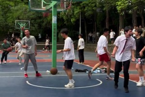 科蜜晒打半场霸气配文：孩子你们还是太年轻了 一点就飞