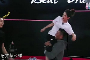 Ella现场坐在易建联肩膀，俩人这体型差距还以为父女呢