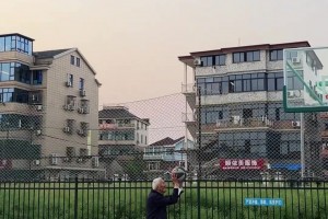 老大爷90➕，心里有篮球，眼中有篮筐，可能这就是对篮球的热爱吧