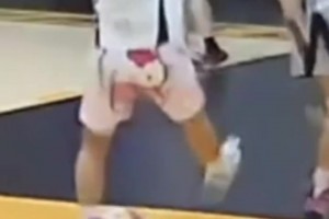 男子室内打球，突然小男孩踢着球进场导致男子崴脚