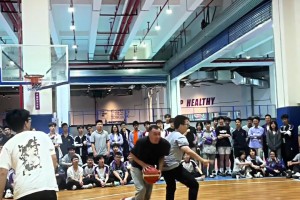 有多少位吧友敢说打半场4v4比这位科密的水平高的？