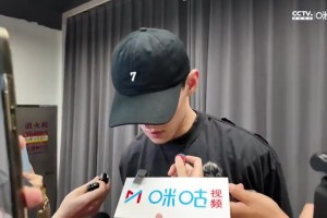 被问及想法曾凡博沉默许久说：没能上场 我觉得愧对球队愧对球迷