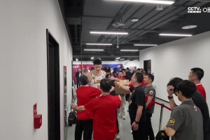 这一刻广厦等了太久！胡金秋与老板相拥庆祝，孙铭徽也眼眶湿润！