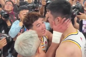 终于圆满了！孙铭徽和队友围在一起 怒吼庆祝！双手抱着大秋的头