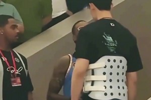 看看谁来了！拉塞尔观战CBA总决赛，身穿曾凡博球衣为其加油！