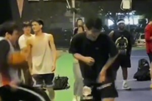 野球场这样子救球，是很容易引发冲突的