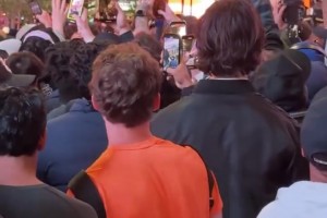 这就是篮球！比赛还剩4分钟时尼克斯球迷高喊“4场拿下”！