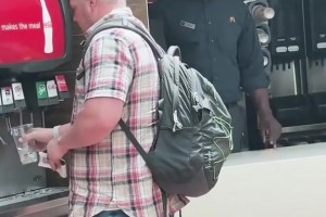 把路人都惊呆了～“乔丹”退役后改卖快餐了