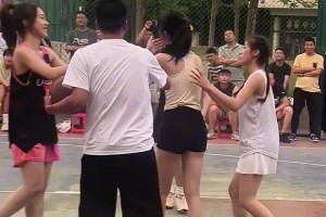 妹子防守时候被肘了一下疼的不轻吧