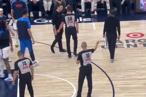 是在探讨尺度吗？第一次暂停期间戴格诺特同裁判争论