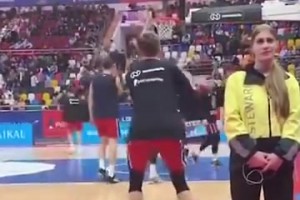 看了半天也看不明白，他是怎么投出去的，还这么准