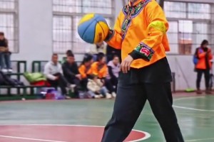 是有点东西！变向脚步太丝滑了姑妈们！