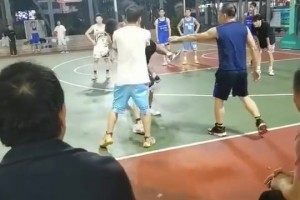 球场冲突，小哥直接倒地抽搐看着很吓人啊！！