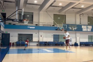 这该死的松弛感！周琦脚踩拖鞋带娃练习篮球 准头还不错哦