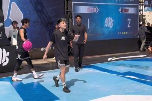 打球？打架？白衣服虽然动作大但动作大之前 黑衣服全主动发力？