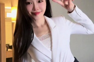 白衣+短裤！孟超一身职业装：今天东决结果会是3-0还是2-1