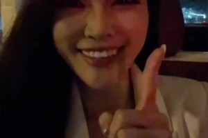 美女记者孟超大赞唐斯：下班啦～就问你们这糖甜不甜！！！