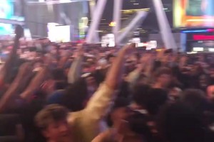 支棱起来了！尼克斯20分逆转扳回一城 纽约球迷高喊6场解决战斗！