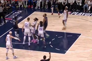 这球走步了吗？爱德华兹突破上篮打成2+1 疑似走步