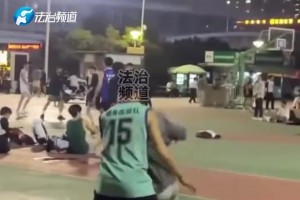 男子在篮球场多次恶意犯规，最后碰到硬茬差点被打