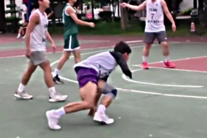 他都愿意和你争地板球了，说明真把你当普通人看