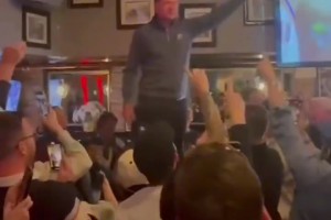 总决赛一步之遥！OKC市长现身纽约酒吧，带领当地球迷一起庆祝