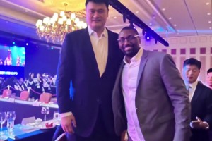 阿泰斯特晒与姚明合影：我最喜欢的队友 姚明！