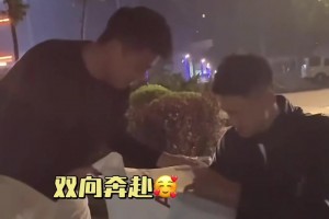 球迷骑电驴来合影！周鹏深夜直播被球迷感动：没想到还有人喜欢我
