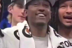 这年轻人氛围真好啊！切特捧着西部冠军奖杯，杰伦威在一旁耍宝！