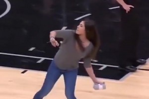 不愧是美国女篮主力，普拉姆的力量太吓人了