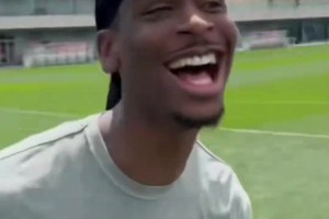 很会啊！亚历山大在维尼修斯的防守下踢进一球进 随后Siu庆祝