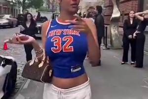 街头身穿唐斯球衣的女球迷，这32号有点过于显眼了哈！