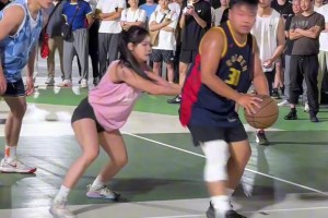 这哥们看见防自己的是女生，一个劲背打，球也不传了