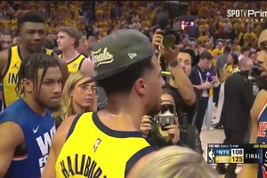 可敬对手！步行者尼克斯全队赛后拥抱致意，哈利&唐斯说悄悄话