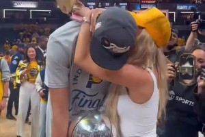 步行者获得 NBA 总决赛门票后，哈利伯顿拥抱了他的女友杰德
