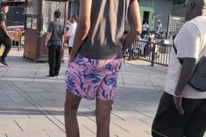 太显眼了哈！网友在北京天坛南门偶遇中国行的文班亚马~