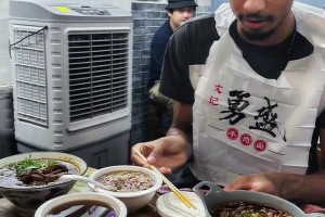 文班亚马太接地气了！来到北京后居然吃勇盛牛肉面去了