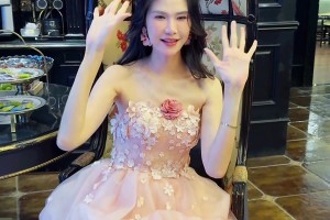 嫁给谁？前女篮国手许诺身穿一身浅粉婚纱裙：姐今天也是卡上点了