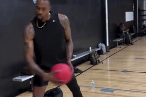 生活不如意？霍华德模仿詹姆斯动作：猜猜这是哪个NBA球星？
