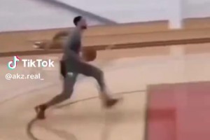 卧槽！这是拉文压箱底绝技？这要在扣篮大赛上秀出来，那不得炸翻全场！