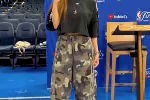 美女记者周玲安专访卡鲁索，在卡皇面前显得如此娇小可人！