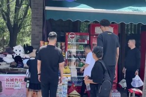 小姐姐偶遇文班亚马中国行现身街头：好像是明星，好高啊！！