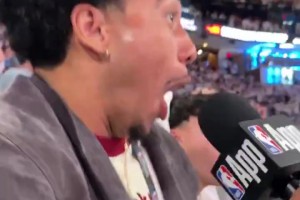 “魔仙哥”麦凯恩客串场边记者，看到哈利绝杀后惊讶得张大嘴巴！