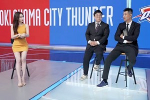 美娜一身黄色长裙秀着大长腿！王猛都调侃：我柯！你看看人俩的腿