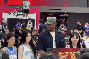 安东尼中国行和女粉丝合影 瓜哥歪头看着笑的合不拢嘴啊~