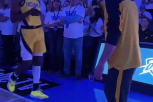 好运秘籍？总决赛G1赛前哈利伯顿和队友再现经典手势舞！