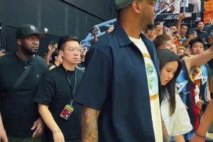 巨星安东尼现身中国星街战 一旁的烤肉姐紧紧保护住瓜哥！