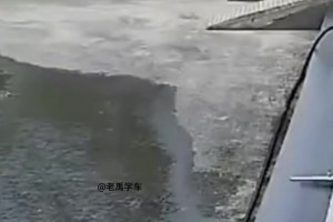 小男孩在公路边玩篮球脱手去捡球不慎出意外 妈妈放下二胎才发现