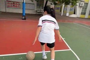 这位女同学还挺全面！“足篮梦幻联动还有点意思”